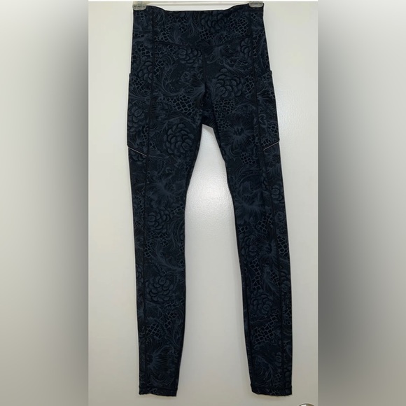 Lululemon Speed Up Tight, Full On Luxtreme, Nouveau Mach Blue/Black.  Pristine! - Picture 7 of 10